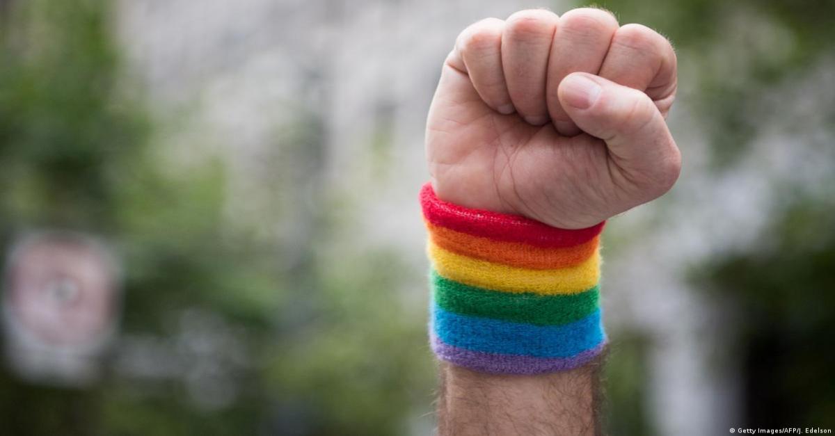 A MÃE QUE ABRAÇA OS SEUS FILHOS - Definitivamente, homossexualidade não é doença